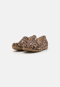 Leopardų rašto slip-on batai su minkštu tekstiliniu viršumi ir smėlio spalvos guminėmis padelėmis, su apvaliu pirštu ir minimaliais siuvimo detalėmis.