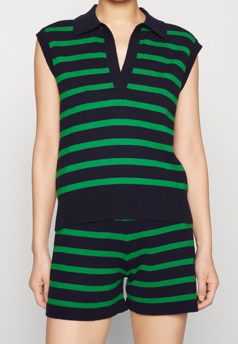 Top senza maniche a righe blu navy e verde, con colletto, abbinato a pantaloni corti coordinati. Tessuto morbido, design casual.