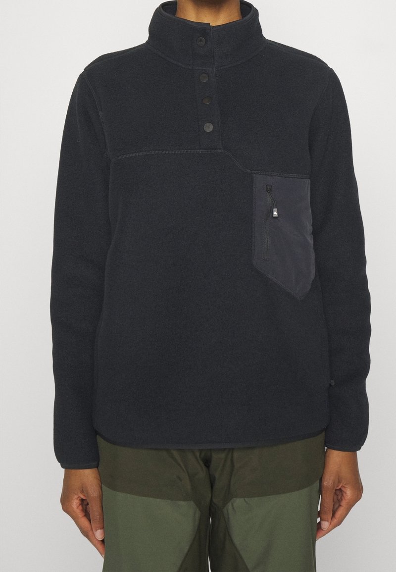 Czarna bluza polarowa z wysokim kołnierzem, trzema guzikami z przodu, kieszenią na piersi z kontrastowego materiału oraz ściągaczami na mankietach.
