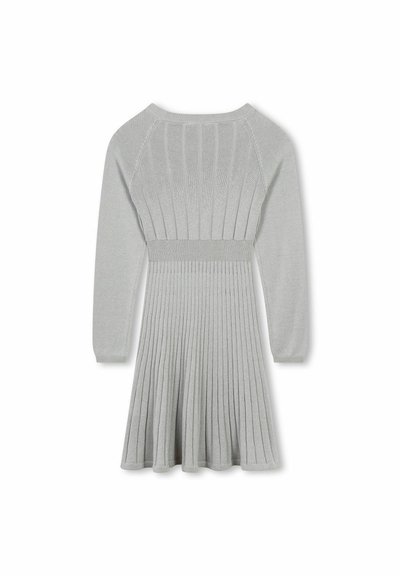 Robe en tricot gris clair avec une texture côtelée, des manches longues et une jupe évasée. Présente un corsage ajusté et une ceinture large côtelée.