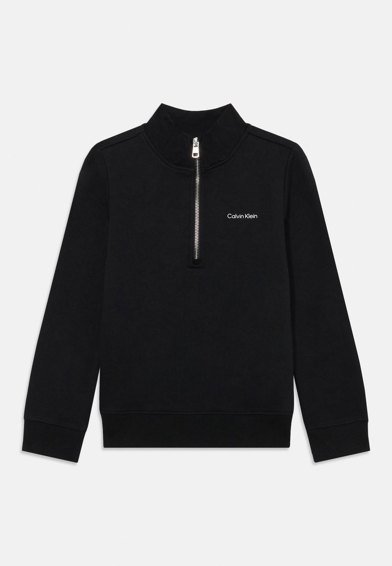 Schwarzer Langarmpullover mit halbem silbernen Reißverschluss und kleinem weißen Calvin Klein-Logo auf der Brust, geripptem Kragen und Bündchen.