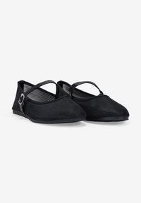 Bailarinas de tela negra con un diseño de tira entrelazada, punta redondeada y superficie texturizada. Suela de goma para mayor agarre y flexibilidad.