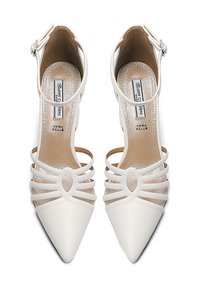 Scarpe alte in pelle bianca con punte appuntite, dotate di più cinturini e una fibbia alla caviglia regolabile. Soletta a texture visibile.