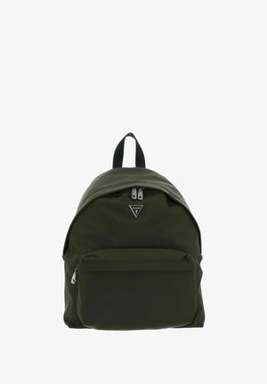 Sac à dos vert foncé avec poche avant zippée, double fermeture éclair sur le compartiment principal, boucle de transport noire et logo Guess sur le devant.