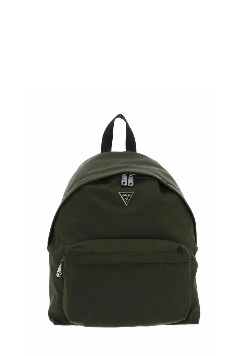 Sac à dos vert foncé avec poche avant zippée, double fermeture éclair sur le compartiment principal, boucle de transport noire et logo Guess sur le devant.