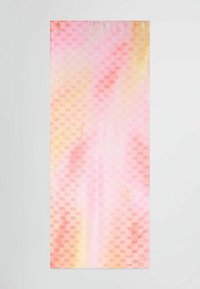 Bufanda de seda con un diseño degradado en tonos rosa, naranja y amarillo, y un sutil patrón repetido de logotipos en toda la superficie.