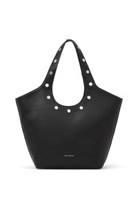 Sac fourre-tout en cuir noir avec une ouverture arrondie, des clous en argent sur les poignées et un design minimaliste. Présente un logo à la base.
