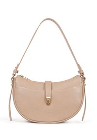 Beige leren handtas met een gebogen vorm, sluiting met bovenrits, een voorflap met een gouden gesp, en een enkele verstelbare schouderband.