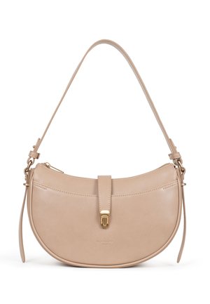 Sac à main en cuir beige avec une forme courbée, fermeture éclair sur le dessus, un rabat à l'avant doté d'une boucle en métal doré et une seule sangle ajustable.