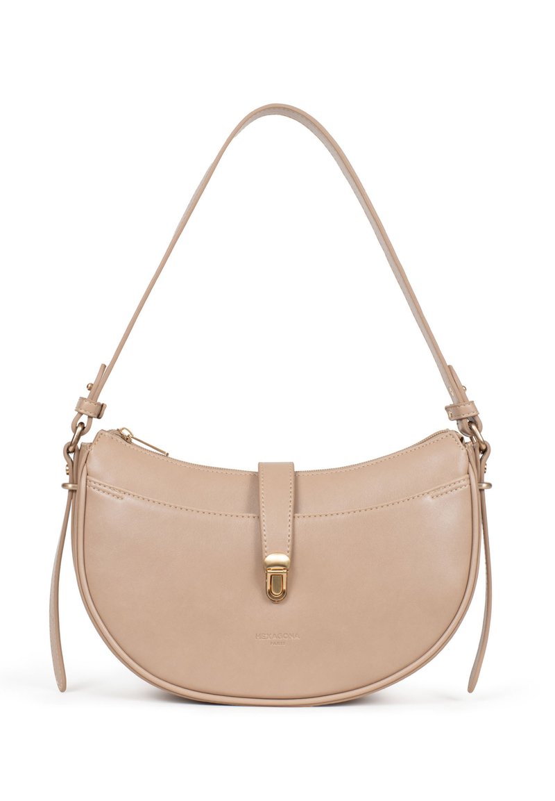Beige leren handtas met een gebogen vorm, sluiting met bovenrits, een voorflap met een gouden gesp, en een enkele verstelbare schouderband.