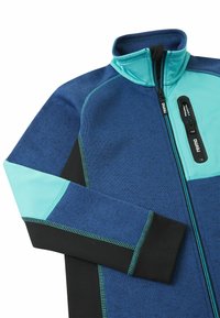 Niebieska i turkusowa kurtka na zamek błyskawiczny z kontrastującymi czarnymi akcentami, teksturowana tkanina, wysoki kołnierz i kieszeń na zamek z przodu. Cechuje się detalami w postaci przeszyć.