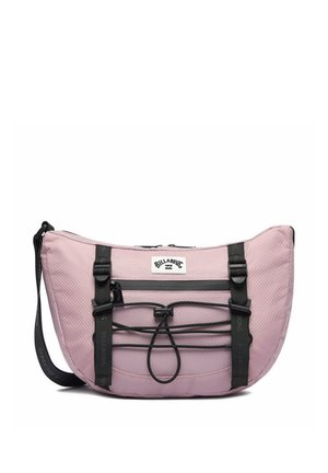 Lichtroze crossbodytas met zwarte verstelbare riem, voorvak met rits, elastisch koord en Billabong-logo patch.