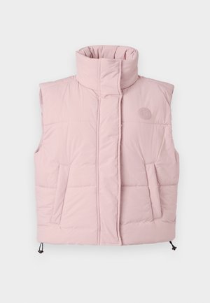 Rosa polstret vest med høy krage, to frontlommer og en logopatch. Glatt stoff med lett, isolert design.