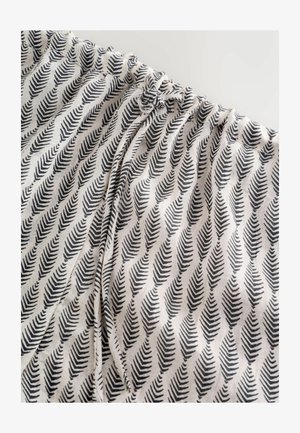 Pamučna tkanina s ponovljenim uzorkom crnog paprati na svijetloj pozadini. Ima nabrani pojas s podesivim vezicama.