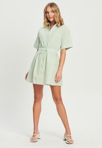 CALLI EVIE - Blusenkleid - sage stripe