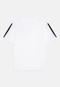 Weißes T-Shirt mit kurzen Ärmeln und schwarzen Akzenten an den Schultern. Einfacher, runder Ausschnitt und glattes Baumwollmaterial.