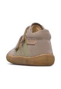 Stivale in suede grigio con suola in gomma marrone, caratterizzato da dettagli verdi e una fascetta in Velcro; presenta una finitura testurizzata e un'etichetta con il logo sul lato.