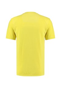 Tričko s krátkým rukávem v jasně žluté barvě, vyrobené z měkké tkaniny s hladkou strukturou a s kulatým výstřihem. Jednoduchý, nezdobený design.