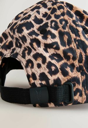 Leopardimustriga müts tekstureeritud kangast, pruunide ja mustade toonidega ning must reguleeritav rihm logo aksendiga.