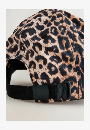 Gorra con estampado de leopardo en tela texturizada, patrón marrón y negro, y correa ajustable negra con detalle de logotipo.