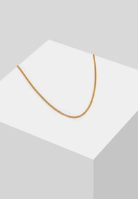 Guldtonet kædehalssmykke med et glat, rundt design, der har små led, som giver et fleksibelt og delikat udseende.
