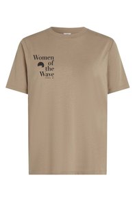 Beige puuvillane T-särk lühikeste varrukatega ja ümmarguse kaelusega. Ees on must tekst: "Women of the Wave" ja logo.