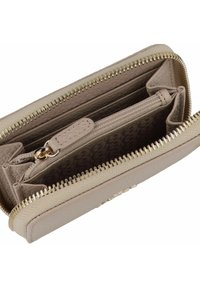 Beige leren portemonnee met gouden rits, meerdere kaartsleuven, een gestructureerde afwerking en een ritsvak voor munten. Heeft een patroon met geperst logo.