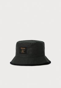 Černý klobouk s krempou se malou obdélníkovou nášivkou s majákem a názvem značky "Barbour" v zlatých tónech.