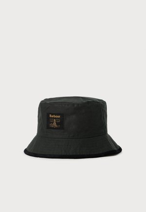 Zwart emmerhoed met een kleine rechthoekige patch met een vuurtoren en de merknaam "Barbour" in gouden tinten.