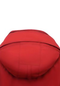 Rode capuchonjas met een gladde, matte afwerking, brede kraag en naaddetails langs de achterkant. Geen zichtbare hardware of patronen.