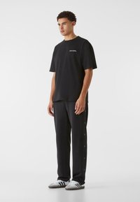 9N1M SENSE ESSENTIAL  - Trükipildiga T-särk - black