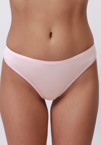 Svetloružové bavlnené bikiny s hladkou textúrou, nízkym pásom, úzkym elastickým pásom a minimálnymi švovými detailmi.