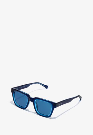 Blaue Sonnenbrille mit rechteckigem Rahmen und blauen, getönten Gläsern. Aus glattem Kunststoff gefertigt, verfügt sie über ein minimales Design und dezente Markierungen an den Bügeln.