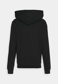 Schwarzer Kapuzenpullover mit Kordelzug, langen Ärmeln und gerippten Bündchen und Saum. Der Stoff scheint weich mit einer glatten Textur zu sein.