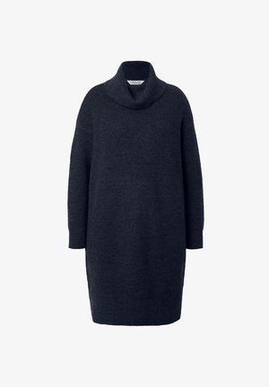 Abito in maglia oversize color blu navy scuro con colletto alto, maniche lunghe e polsini e orlo a coste. La texture morbida è evidente nel tessuto.