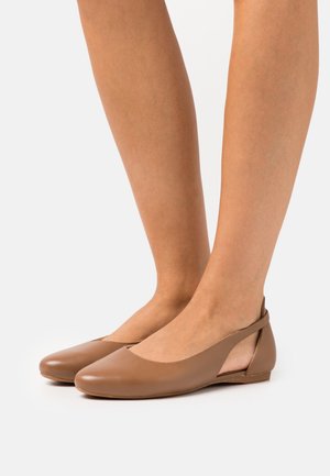 Ballerines en cuir marron avec un bout arrondi, un dos ouvert et une texture lisse. Design élégant avec des coutures minimales et sans embellissements.