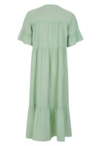 Robe longueur genoux vert clair avec manches courtes à volants, corsage froncé et ourlet à volants en étages. Texture de tissu douce et lisse.