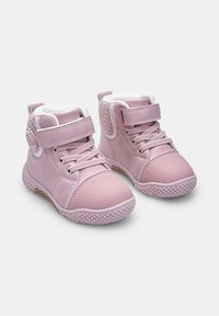 Laste kingad, roosa värvusega, Velcro rihmadega, paeltega ees, tekstuuriga varbakattega ja pehme sisetusega, valgel taustal.