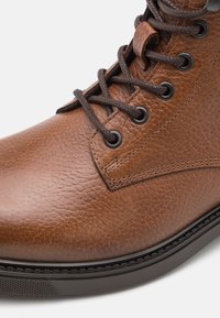 Tommy Hilfiger OUTDOOR WARM BOOT - Botines con cordones - winter cognac