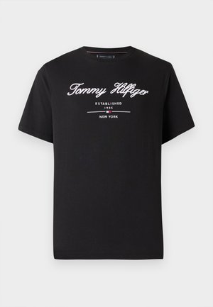 Tricou negru din bumbac cu logo-ul brodat alb "Tommy Hilfiger", detalii "Established 1985" și "New York". Design cu guler rotund.