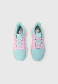 Zapatillas deportivas azul claro con detalles en rosa, que cuentan con una parte superior de malla, cierre de cordones y suela texturizada. Marca en la lengüeta y el lateral.