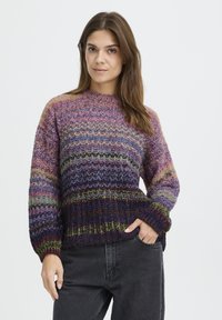 Kootud sviiter, millel on mitmevärvilised horisontaalsed triibud lilla, rohelise ja roosa tooni; ümmargune kaelus, laiad varrukad ja tekstureeritud lõng.