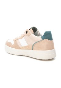 Zapatillas de ante en suave beige y blanco, con un acento verde en el talón y detalles perforados. Suela de goma, diseño de perfil bajo.