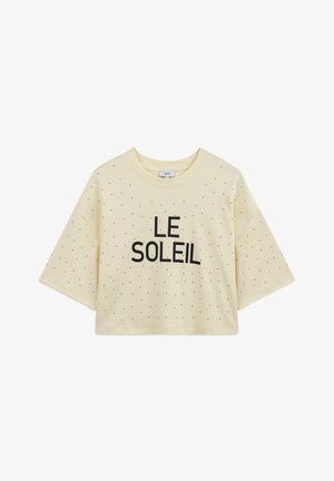 Gekürztes, kurzärmliges T-Shirt in hellgelb mit schwarzen Punkten und dem Text "LE SOLEIL" in fetter Schrift über der Brust. Weicher Stoff.