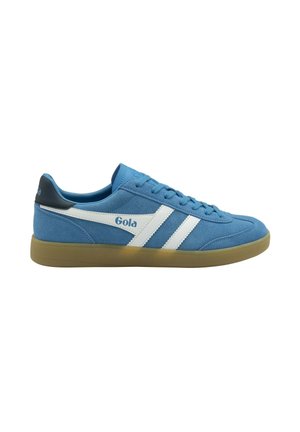 Blauer Veloursleder-Gola-Sneaker mit weißen Streifen, Gummisohle und schwarzem Absatzakzent, von der Außenseite betrachtet.