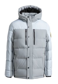 Veste rembourrée gris clair avec capuche, présentant des accents noirs et deux poches poitrine zippées. Texture lisse, fermeture à boutons sur le devant et détail de logo.