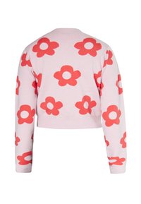 Suéter recortado en rosa con patrones florales rojos. Presenta mangas largas y cuello redondo, con textura de punto.