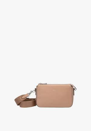 Borsa a tracolla in pelle beige con design piatto, presenta una chiusura con zip e una tracolla regolabile. Gli accenti metallici arricchiscono l'aspetto.