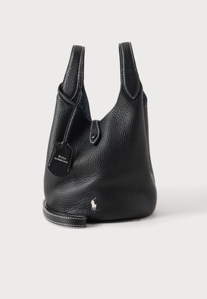 Sac cabas en cuir noir texturé avec doubles poignées, étiquette Polo by Ralph Lauren, coutures blanches et petit logo de cheval blanc près de la base.
