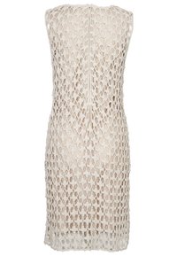 Robe en dentelle beige, ornée d'un motif floral, sans manches et dotée d'une fermeture éclair au dos. Longueur mi-cuisse avec une finition douce et texturée.